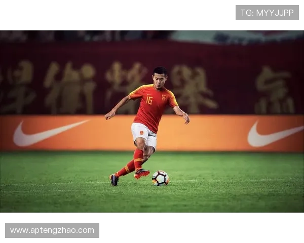 足球明星利用保健球增强身体素质 力求在比赛中保持最佳状态